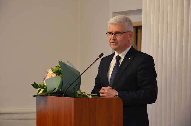 [FOTO] Oficjalna zmiana władzy w Strzegomiu. Nowy burmistrz i radni złożyli ślubowania, wybrano przewodniczącego Rady Miejskiej