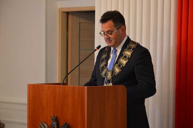[FOTO] Oficjalna zmiana władzy w Strzegomiu. Nowy burmistrz i radni złożyli ślubowania, wybrano przewodniczącego Rady Miejskiej
