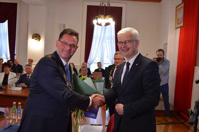 [FOTO] Oficjalna zmiana władzy w Strzegomiu. Nowy burmistrz i radni złożyli ślubowania, wybrano przewodniczącego Rady Miejskiej