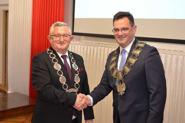 [FOTO] Oficjalna zmiana władzy w Strzegomiu. Nowy burmistrz i radni złożyli ślubowania, wybrano przewodniczącego Rady Miejskiej