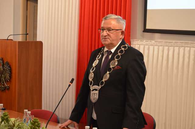 [FOTO] Oficjalna zmiana władzy w Strzegomiu. Nowy burmistrz i radni złożyli ślubowania, wybrano przewodniczącego Rady Miejskiej