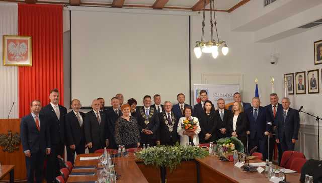 [FOTO] Oficjalna zmiana władzy w Strzegomiu. Nowy burmistrz i radni złożyli ślubowania, wybrano przewodniczącego Rady Miejskiej