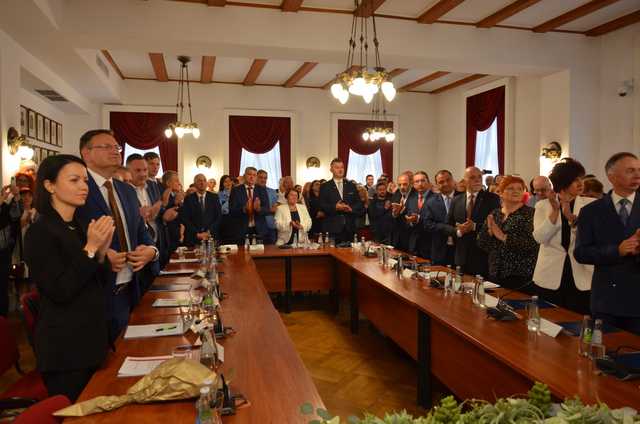 [FOTO] Oficjalna zmiana władzy w Strzegomiu. Nowy burmistrz i radni złożyli ślubowania, wybrano przewodniczącego Rady Miejskiej