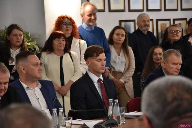 [FOTO] Oficjalna zmiana władzy w Strzegomiu. Nowy burmistrz i radni złożyli ślubowania, wybrano przewodniczącego Rady Miejskiej