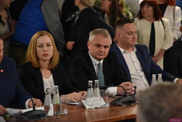 [FOTO] Oficjalna zmiana władzy w Strzegomiu. Nowy burmistrz i radni złożyli ślubowania, wybrano przewodniczącego Rady Miejskiej