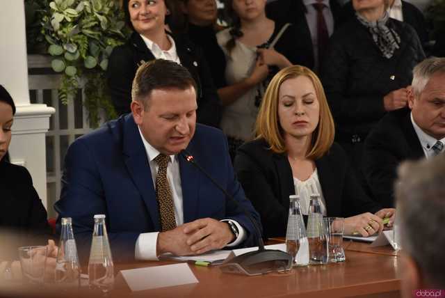 [FOTO] Oficjalna zmiana władzy w Strzegomiu. Nowy burmistrz i radni złożyli ślubowania, wybrano przewodniczącego Rady Miejskiej