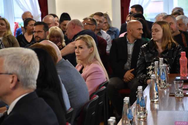 [FOTO] Oficjalna zmiana władzy w Strzegomiu. Nowy burmistrz i radni złożyli ślubowania, wybrano przewodniczącego Rady Miejskiej