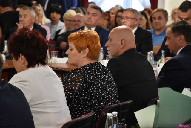 [FOTO] Oficjalna zmiana władzy w Strzegomiu. Nowy burmistrz i radni złożyli ślubowania, wybrano przewodniczącego Rady Miejskiej