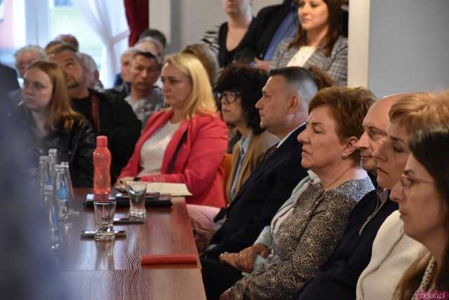 [FOTO] Oficjalna zmiana władzy w Strzegomiu. Nowy burmistrz i radni złożyli ślubowania, wybrano przewodniczącego Rady Miejskiej