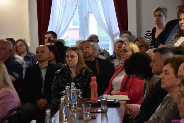 [FOTO] Oficjalna zmiana władzy w Strzegomiu. Nowy burmistrz i radni złożyli ślubowania, wybrano przewodniczącego Rady Miejskiej
