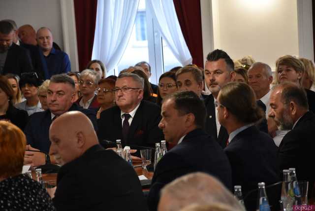 [FOTO] Oficjalna zmiana władzy w Strzegomiu. Nowy burmistrz i radni złożyli ślubowania, wybrano przewodniczącego Rady Miejskiej