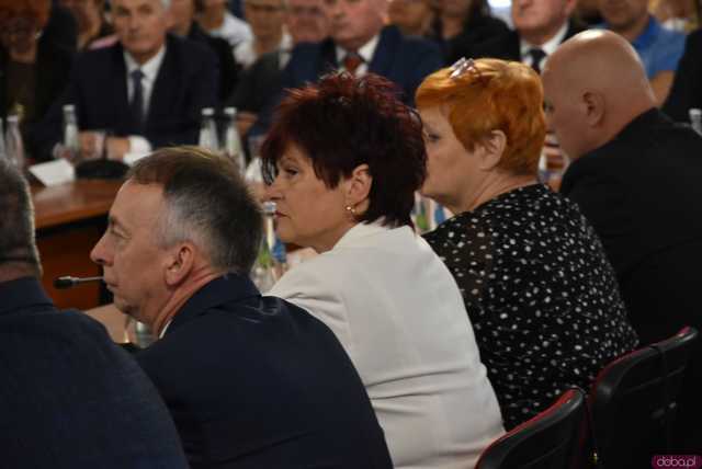 [FOTO] Oficjalna zmiana władzy w Strzegomiu. Nowy burmistrz i radni złożyli ślubowania, wybrano przewodniczącego Rady Miejskiej