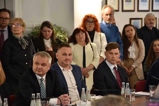 [FOTO] Oficjalna zmiana władzy w Strzegomiu. Nowy burmistrz i radni złożyli ślubowania, wybrano przewodniczącego Rady Miejskiej