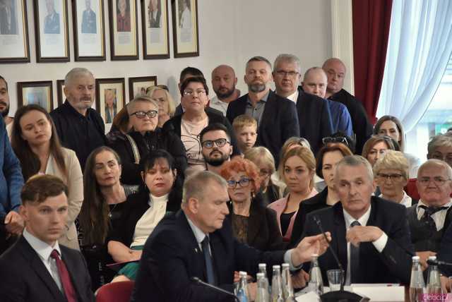 [FOTO] Oficjalna zmiana władzy w Strzegomiu. Nowy burmistrz i radni złożyli ślubowania, wybrano przewodniczącego Rady Miejskiej