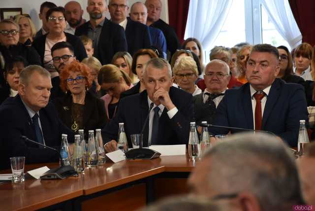 [FOTO] Oficjalna zmiana władzy w Strzegomiu. Nowy burmistrz i radni złożyli ślubowania, wybrano przewodniczącego Rady Miejskiej