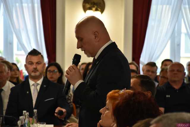 [FOTO] Oficjalna zmiana władzy w Strzegomiu. Nowy burmistrz i radni złożyli ślubowania, wybrano przewodniczącego Rady Miejskiej