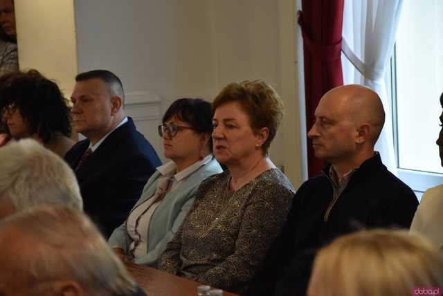 [FOTO] Oficjalna zmiana władzy w Strzegomiu. Nowy burmistrz i radni złożyli ślubowania, wybrano przewodniczącego Rady Miejskiej