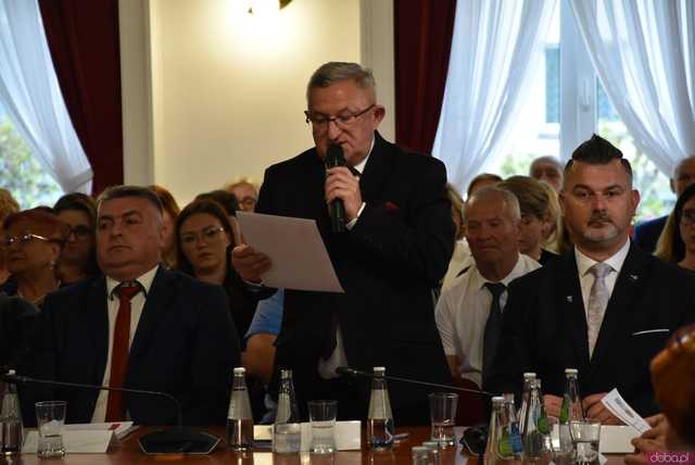 [FOTO] Oficjalna zmiana władzy w Strzegomiu. Nowy burmistrz i radni złożyli ślubowania, wybrano przewodniczącego Rady Miejskiej