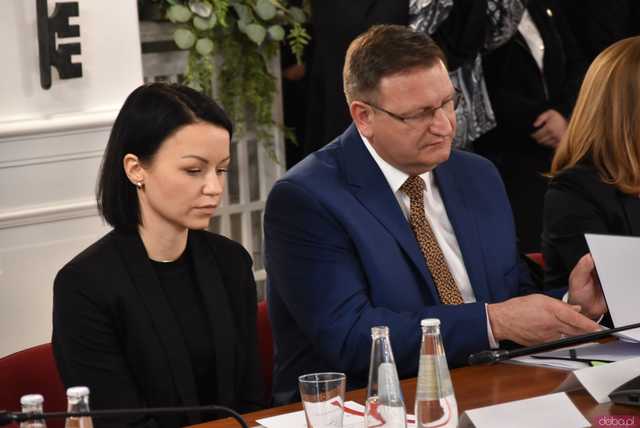 [FOTO] Oficjalna zmiana władzy w Strzegomiu. Nowy burmistrz i radni złożyli ślubowania, wybrano przewodniczącego Rady Miejskiej