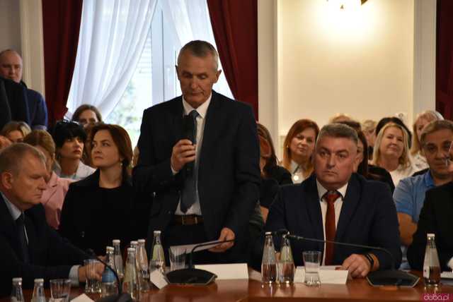 [FOTO] Oficjalna zmiana władzy w Strzegomiu. Nowy burmistrz i radni złożyli ślubowania, wybrano przewodniczącego Rady Miejskiej