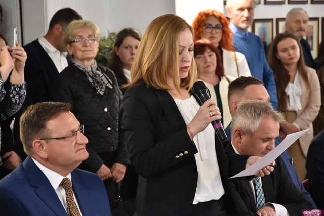[FOTO] Oficjalna zmiana władzy w Strzegomiu. Nowy burmistrz i radni złożyli ślubowania, wybrano przewodniczącego Rady Miejskiej