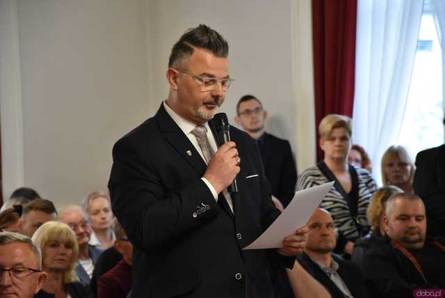 [FOTO] Oficjalna zmiana władzy w Strzegomiu. Nowy burmistrz i radni złożyli ślubowania, wybrano przewodniczącego Rady Miejskiej