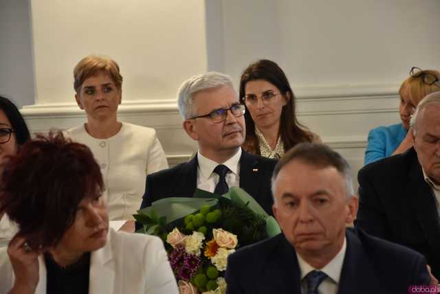[FOTO] Oficjalna zmiana władzy w Strzegomiu. Nowy burmistrz i radni złożyli ślubowania, wybrano przewodniczącego Rady Miejskiej