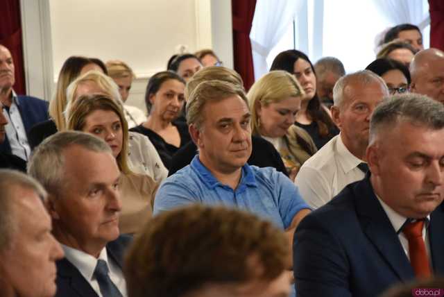 [FOTO] Oficjalna zmiana władzy w Strzegomiu. Nowy burmistrz i radni złożyli ślubowania, wybrano przewodniczącego Rady Miejskiej