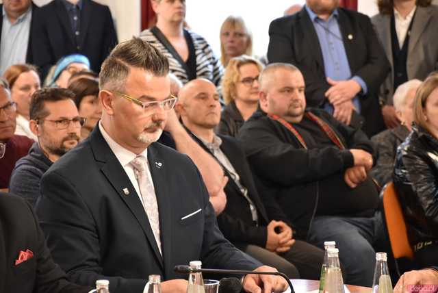 [FOTO] Oficjalna zmiana władzy w Strzegomiu. Nowy burmistrz i radni złożyli ślubowania, wybrano przewodniczącego Rady Miejskiej