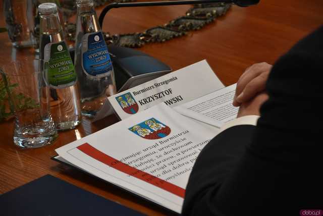 [FOTO] Oficjalna zmiana władzy w Strzegomiu. Nowy burmistrz i radni złożyli ślubowania, wybrano przewodniczącego Rady Miejskiej