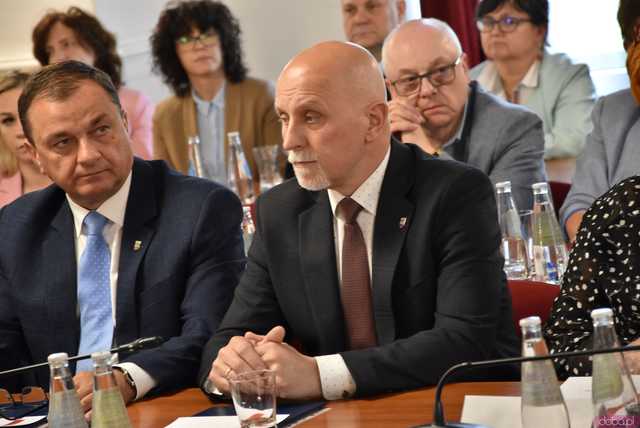[FOTO] Oficjalna zmiana władzy w Strzegomiu. Nowy burmistrz i radni złożyli ślubowania, wybrano przewodniczącego Rady Miejskiej