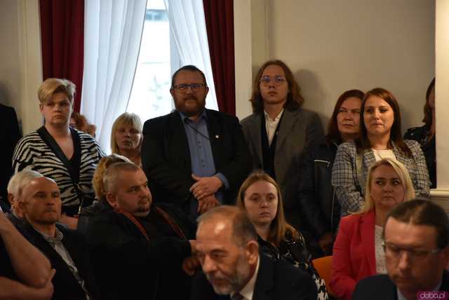 [FOTO] Oficjalna zmiana władzy w Strzegomiu. Nowy burmistrz i radni złożyli ślubowania, wybrano przewodniczącego Rady Miejskiej