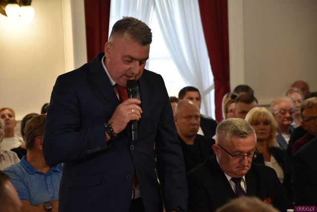 [FOTO] Oficjalna zmiana władzy w Strzegomiu. Nowy burmistrz i radni złożyli ślubowania, wybrano przewodniczącego Rady Miejskiej
