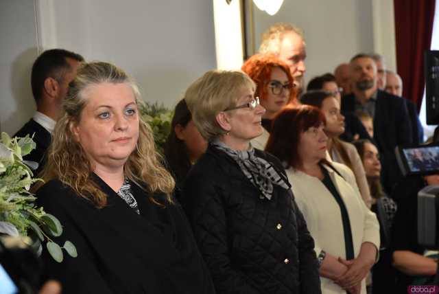 [FOTO] Oficjalna zmiana władzy w Strzegomiu. Nowy burmistrz i radni złożyli ślubowania, wybrano przewodniczącego Rady Miejskiej