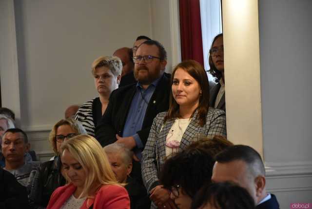 [FOTO] Oficjalna zmiana władzy w Strzegomiu. Nowy burmistrz i radni złożyli ślubowania, wybrano przewodniczącego Rady Miejskiej