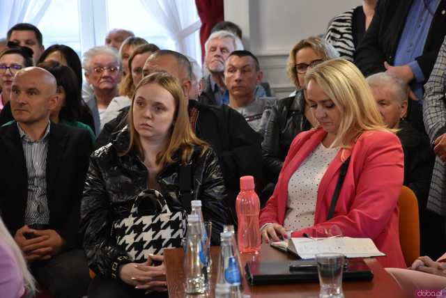 [FOTO] Oficjalna zmiana władzy w Strzegomiu. Nowy burmistrz i radni złożyli ślubowania, wybrano przewodniczącego Rady Miejskiej