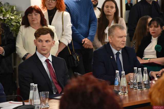 [FOTO] Oficjalna zmiana władzy w Strzegomiu. Nowy burmistrz i radni złożyli ślubowania, wybrano przewodniczącego Rady Miejskiej