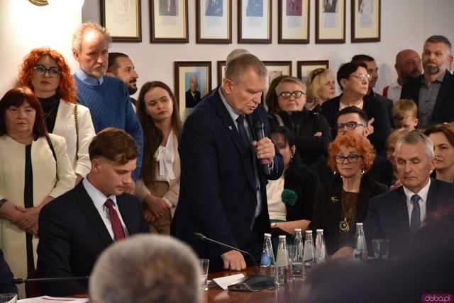 [FOTO] Oficjalna zmiana władzy w Strzegomiu. Nowy burmistrz i radni złożyli ślubowania, wybrano przewodniczącego Rady Miejskiej