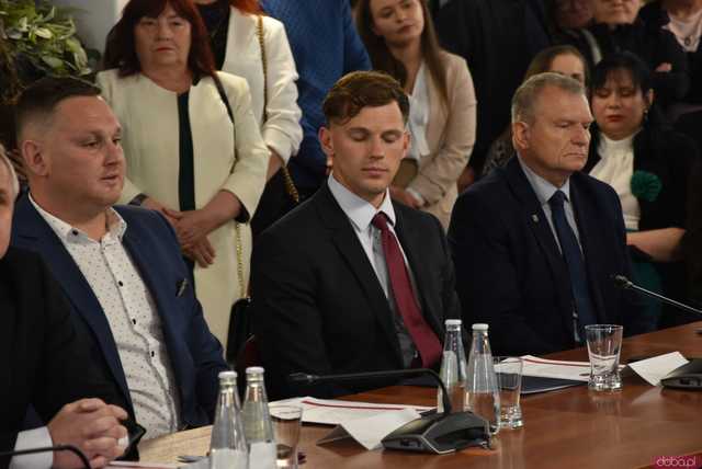 [FOTO] Oficjalna zmiana władzy w Strzegomiu. Nowy burmistrz i radni złożyli ślubowania, wybrano przewodniczącego Rady Miejskiej