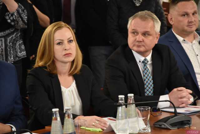 [FOTO] Oficjalna zmiana władzy w Strzegomiu. Nowy burmistrz i radni złożyli ślubowania, wybrano przewodniczącego Rady Miejskiej