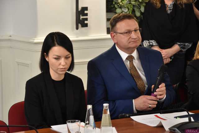 [FOTO] Oficjalna zmiana władzy w Strzegomiu. Nowy burmistrz i radni złożyli ślubowania, wybrano przewodniczącego Rady Miejskiej