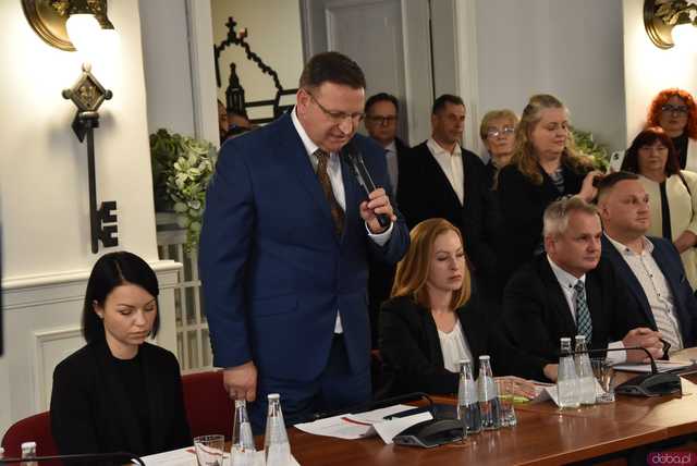 [FOTO] Oficjalna zmiana władzy w Strzegomiu. Nowy burmistrz i radni złożyli ślubowania, wybrano przewodniczącego Rady Miejskiej