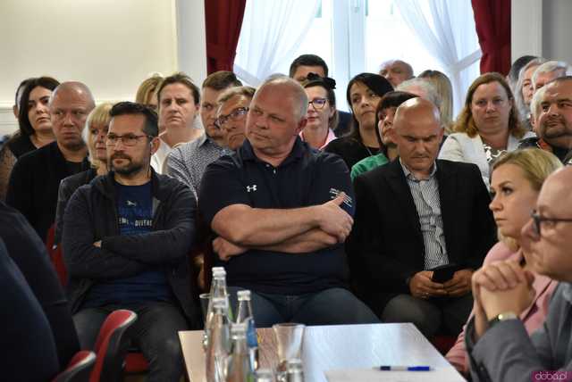 [FOTO] Oficjalna zmiana władzy w Strzegomiu. Nowy burmistrz i radni złożyli ślubowania, wybrano przewodniczącego Rady Miejskiej