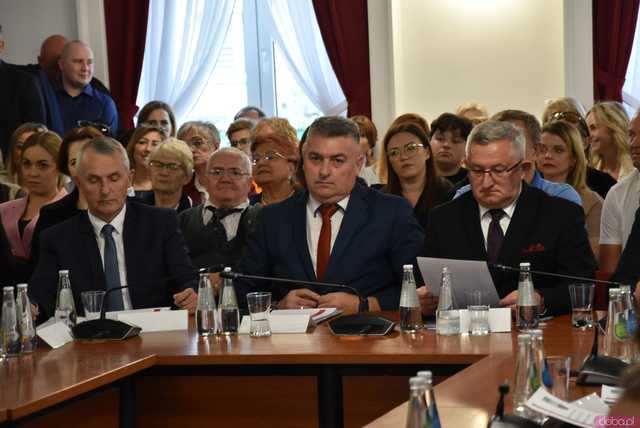 [FOTO] Oficjalna zmiana władzy w Strzegomiu. Nowy burmistrz i radni złożyli ślubowania, wybrano przewodniczącego Rady Miejskiej