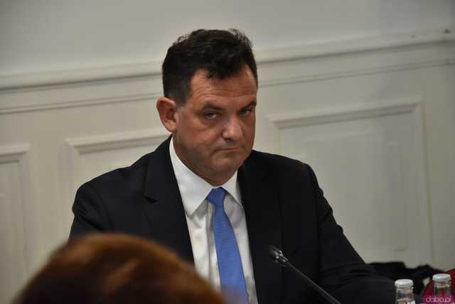 [FOTO] Oficjalna zmiana władzy w Strzegomiu. Nowy burmistrz i radni złożyli ślubowania, wybrano przewodniczącego Rady Miejskiej