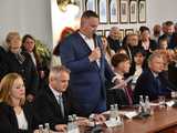 [FOTO] Oficjalna zmiana władzy w Strzegomiu. Nowy burmistrz i radni złożyli ślubowania, wybrano przewodniczącego Rady Miejskiej