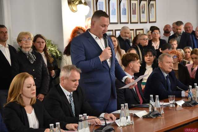 [FOTO] Oficjalna zmiana władzy w Strzegomiu. Nowy burmistrz i radni złożyli ślubowania, wybrano przewodniczącego Rady Miejskiej