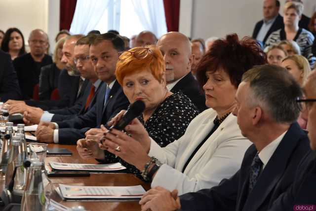 [FOTO] Oficjalna zmiana władzy w Strzegomiu. Nowy burmistrz i radni złożyli ślubowania, wybrano przewodniczącego Rady Miejskiej