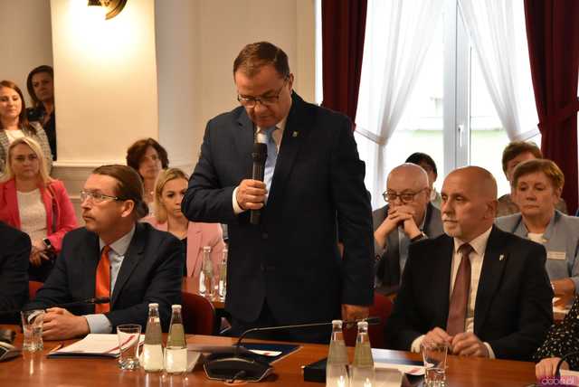 [FOTO] Oficjalna zmiana władzy w Strzegomiu. Nowy burmistrz i radni złożyli ślubowania, wybrano przewodniczącego Rady Miejskiej