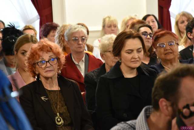 [FOTO] Oficjalna zmiana władzy w Strzegomiu. Nowy burmistrz i radni złożyli ślubowania, wybrano przewodniczącego Rady Miejskiej
